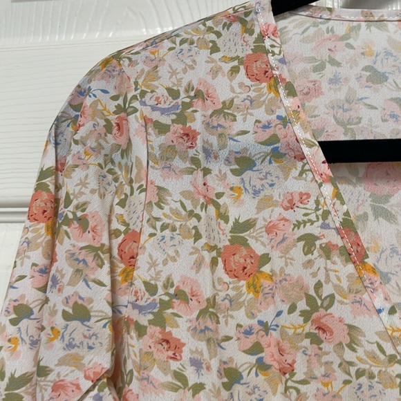 🎈$5 Bell Sleeve Top 🎈 - Picture 3 of 8